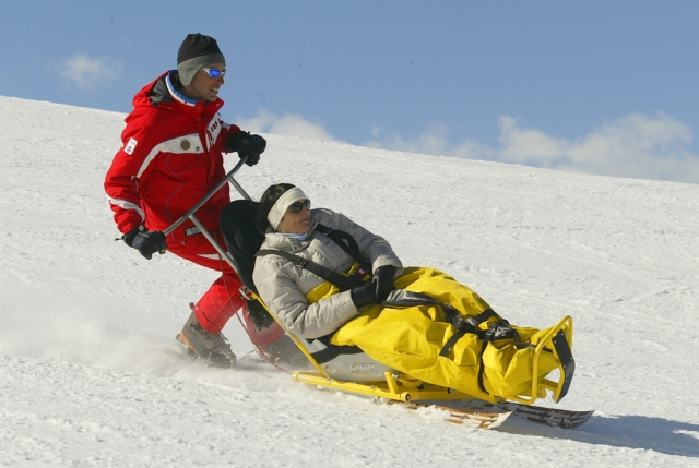  15 小时串联 Handiski 滑雪 